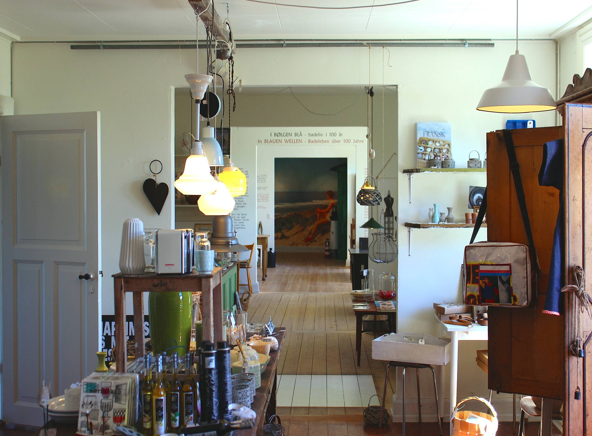 Blick in ein hübsches Café mit Dekoladen