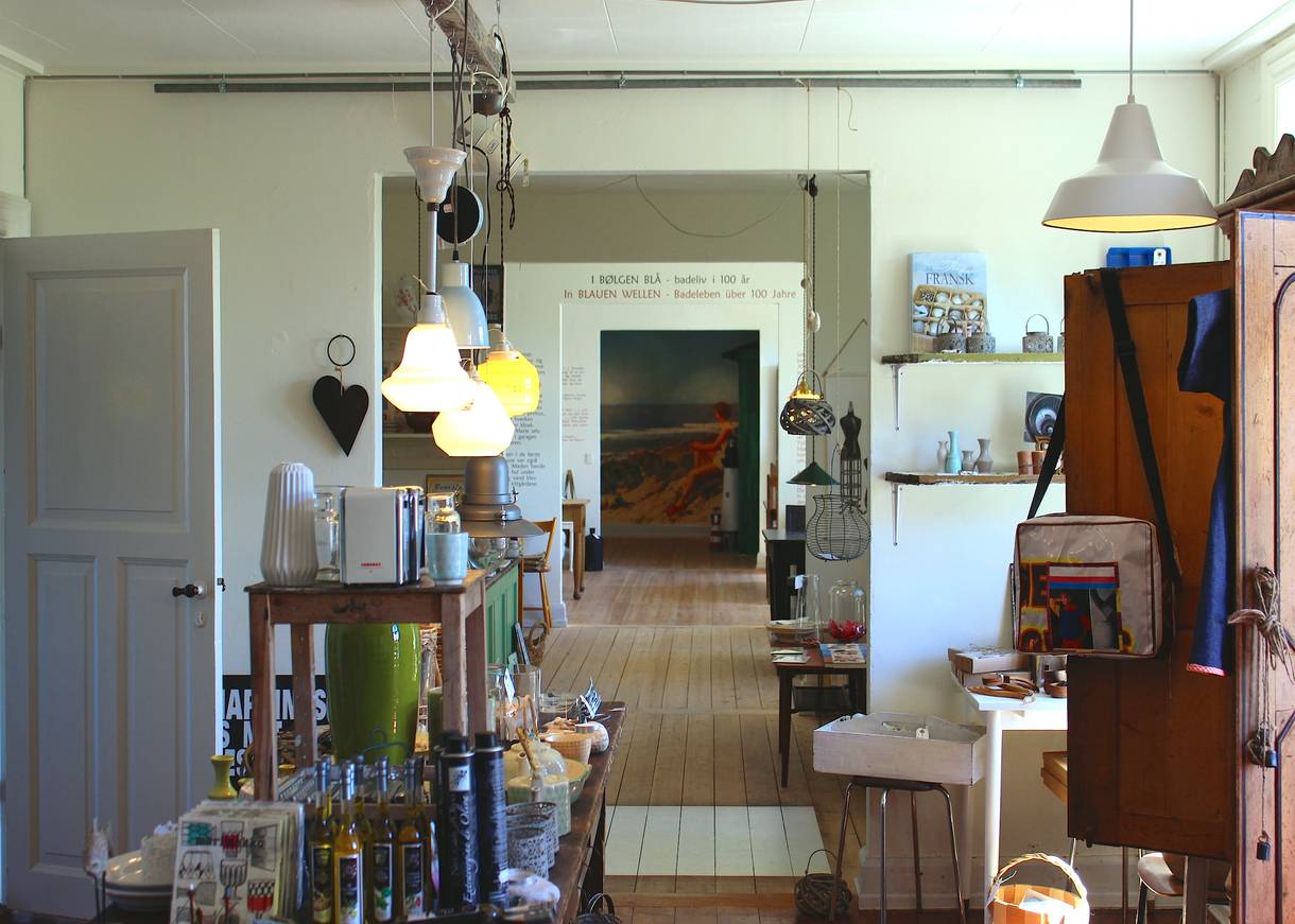 Blick in ein hübsches Café mit Dekoladen