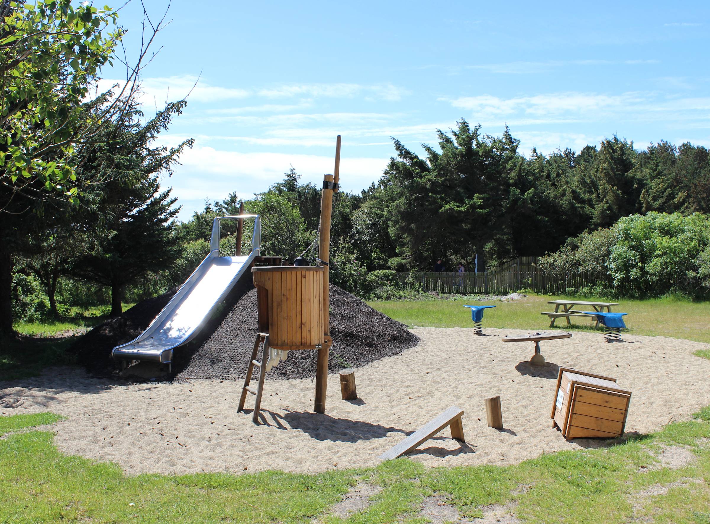 Kleiner Spielplatz zwischen Bäumen