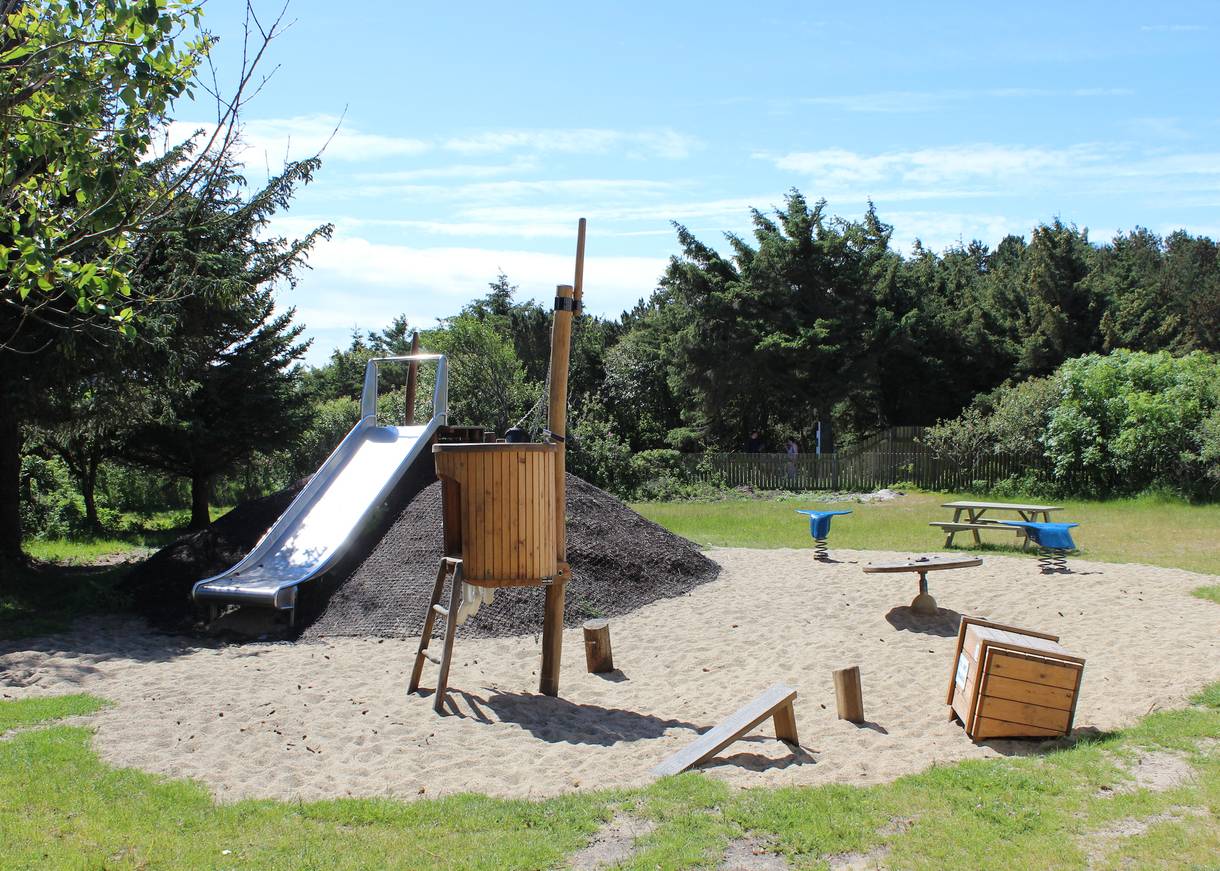 Kleiner Spielplatz zwischen Bäumen