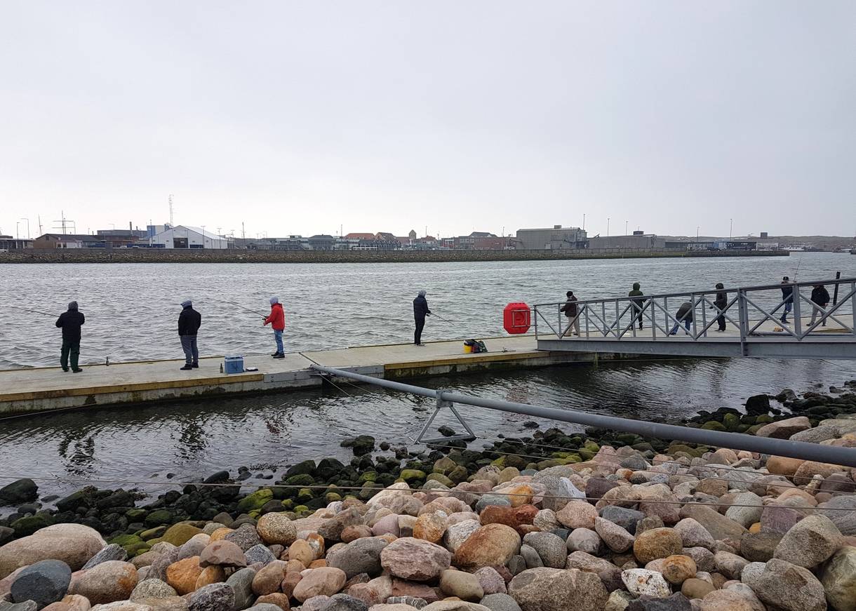 Stege an der Schleuse mit warm gekleideten Anglern