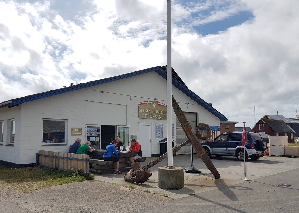 Fischgeschäft, davor ein großer Anker als Dekoration