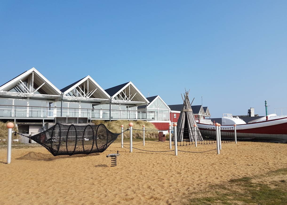 Im Vordergrund der Spielplatz vor dem Gebäude des Fischereimuseums 
