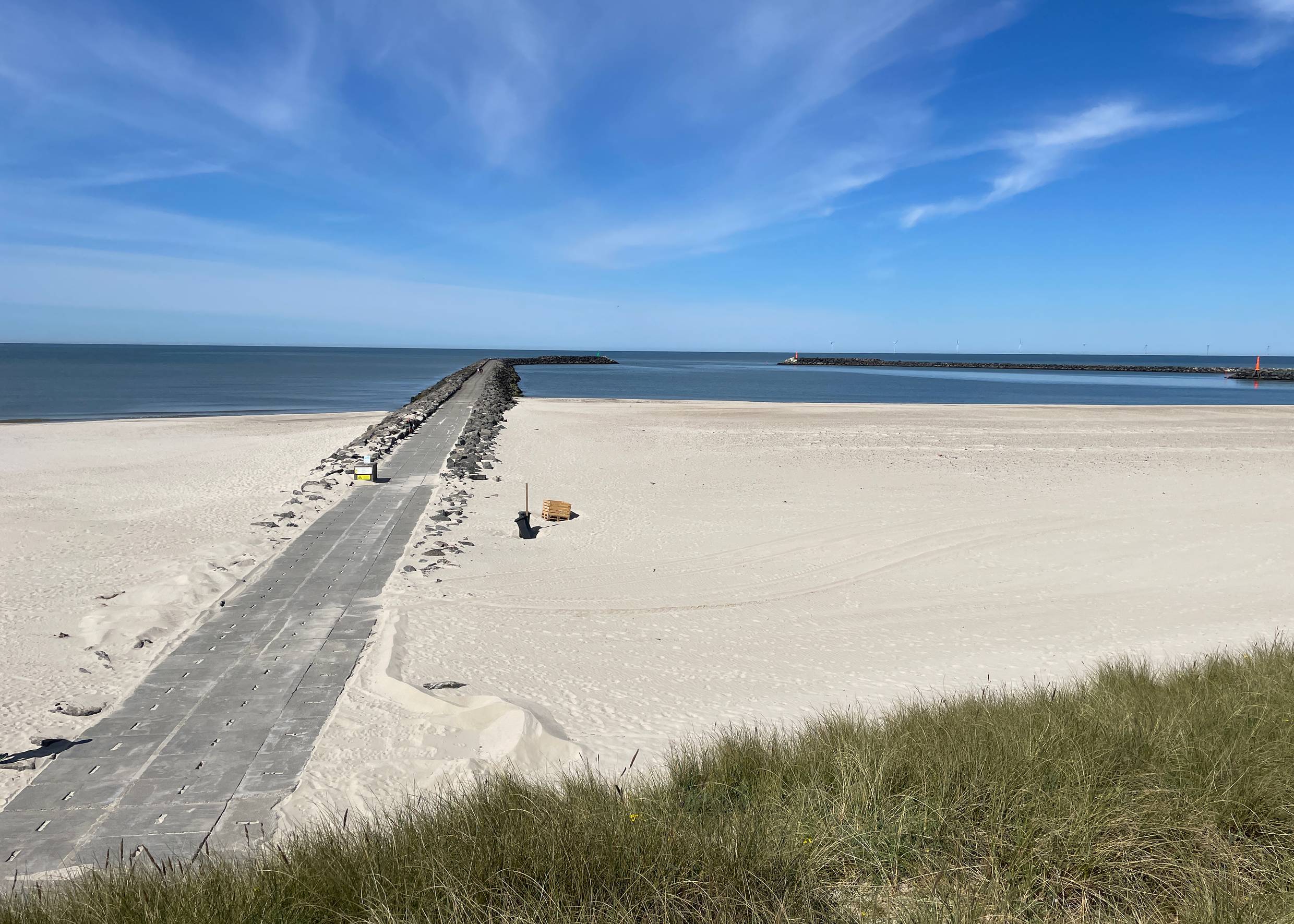 Breiter Strand zwischen zwei Molen, von der Düne aus gesehen