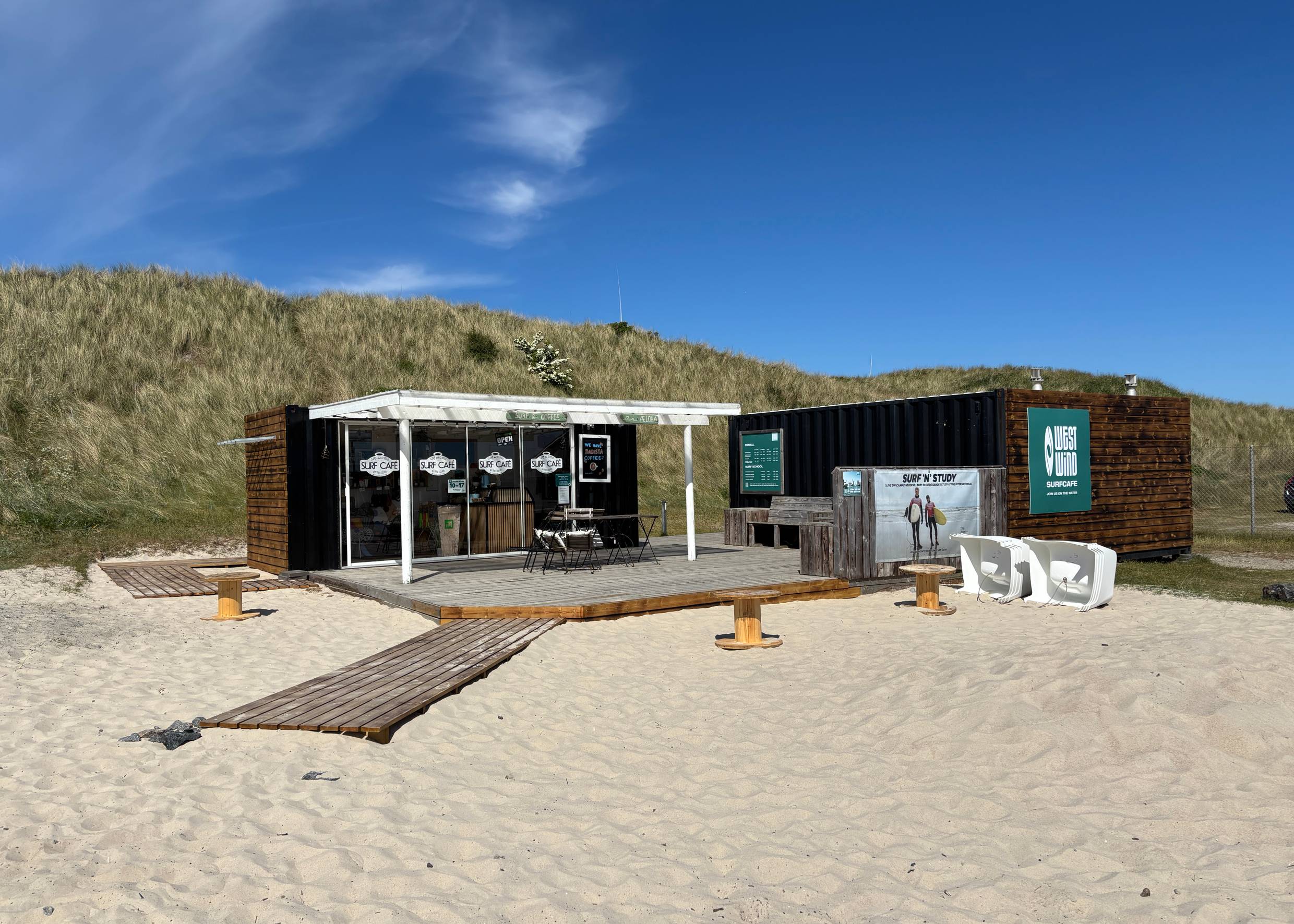 Surfcafé in einem Container mit Vordach