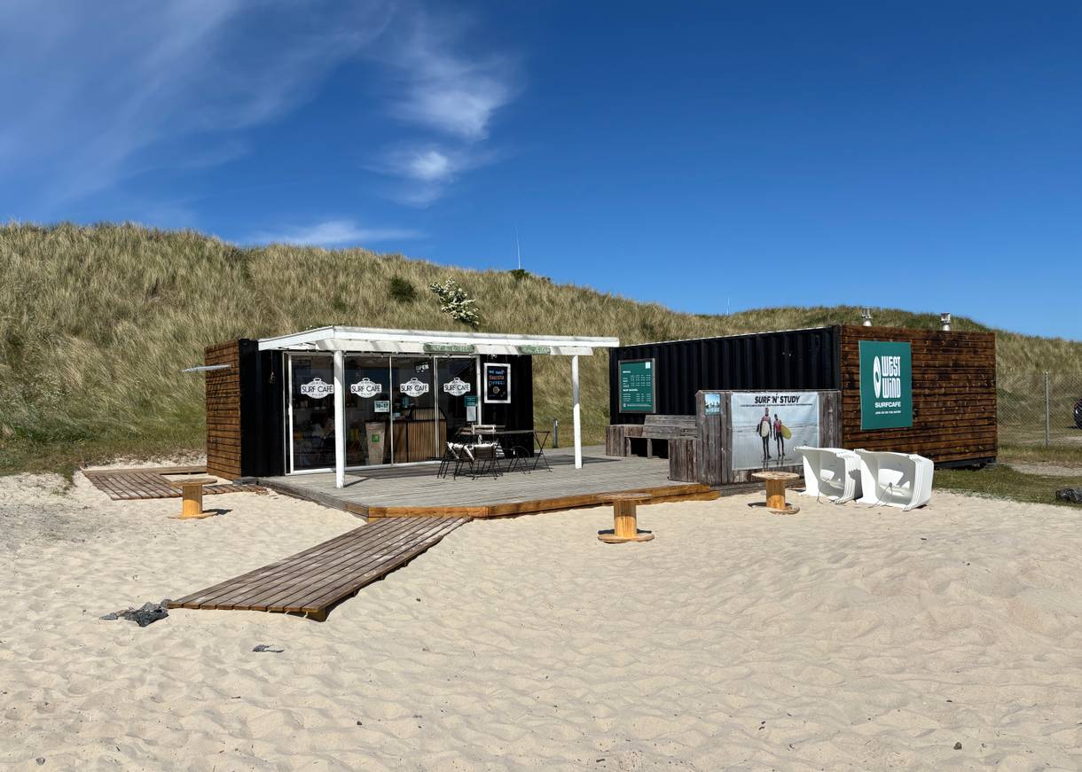 Surfcafé in einem Container mit Vordach