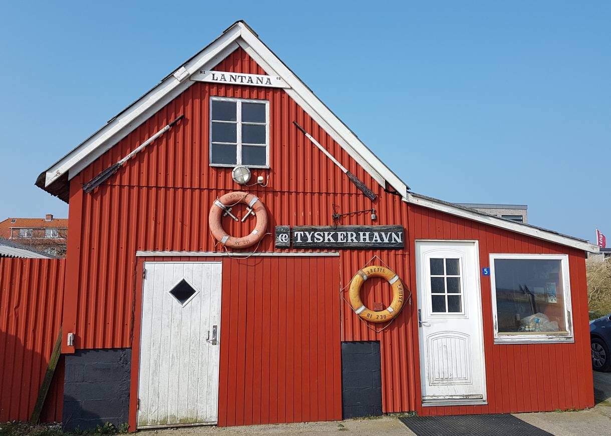Rote Fischerhütte in Hvide Sande mit Schriftzug Tyskerhavn