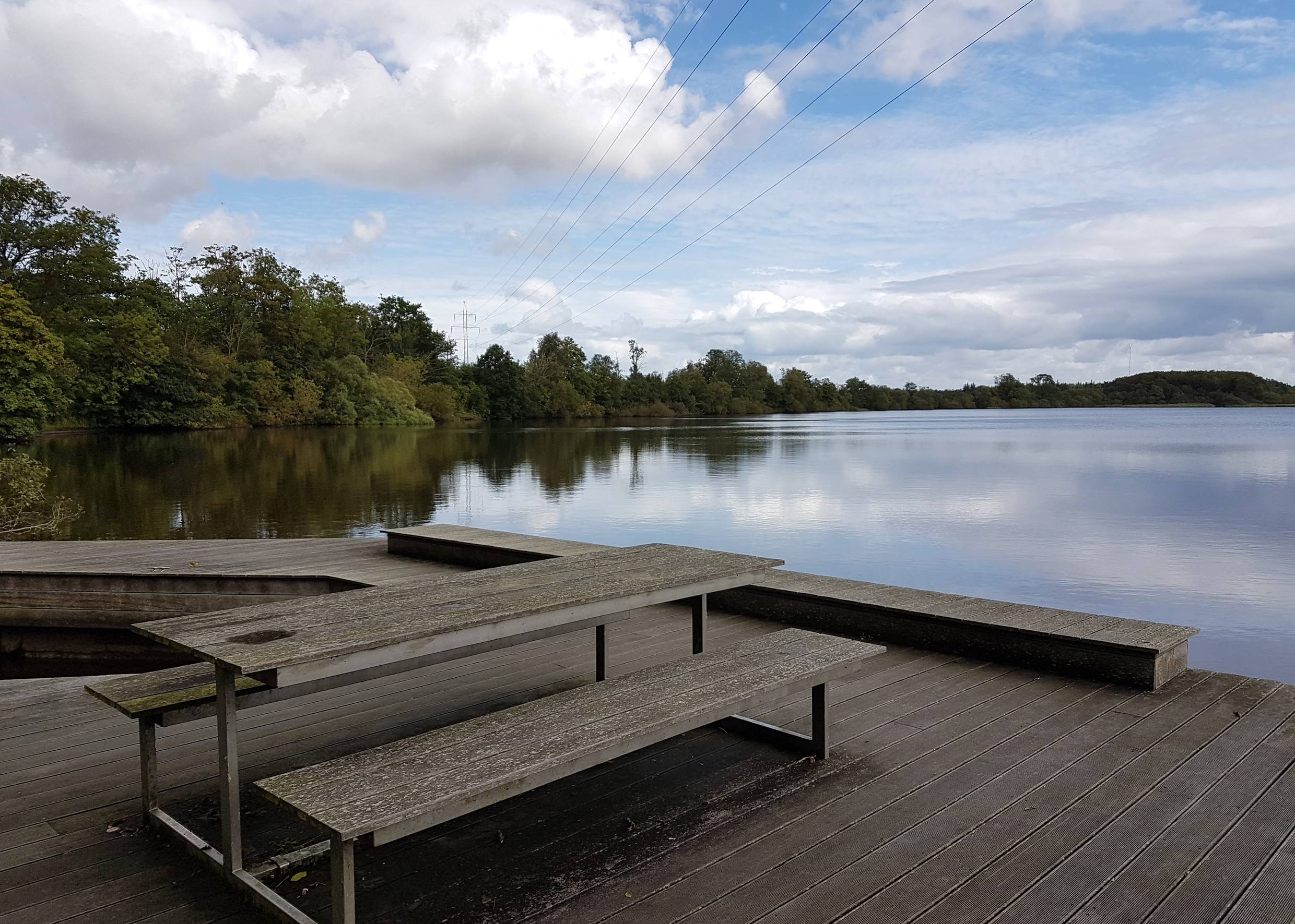 Picknickplatz auf einer Holzveranda am See