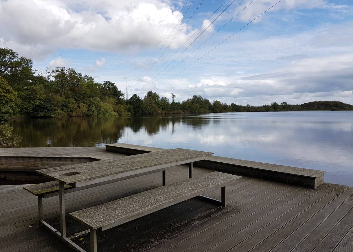 Picknickplatz auf einer Holzveranda am See