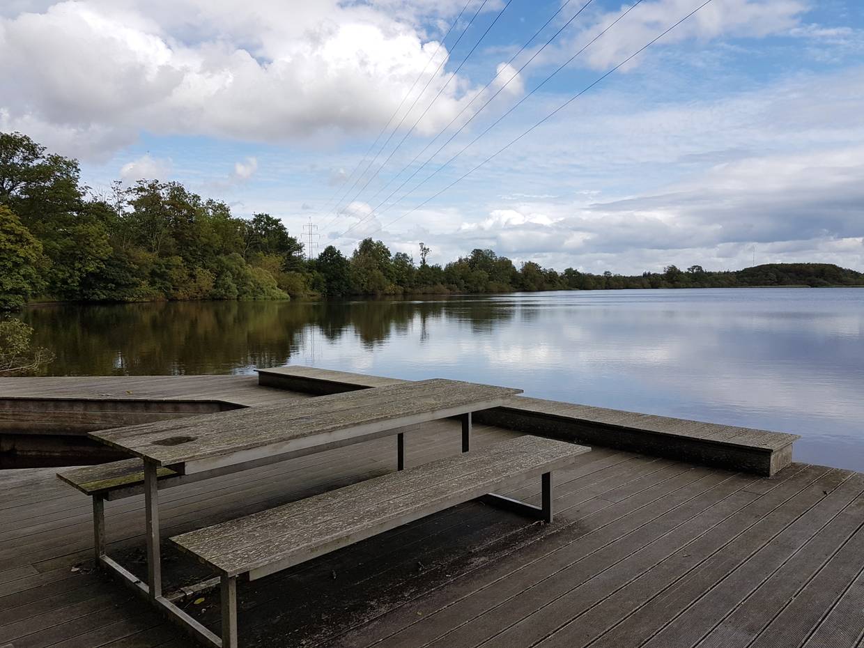 Picknickplatz auf einer Holzveranda am See