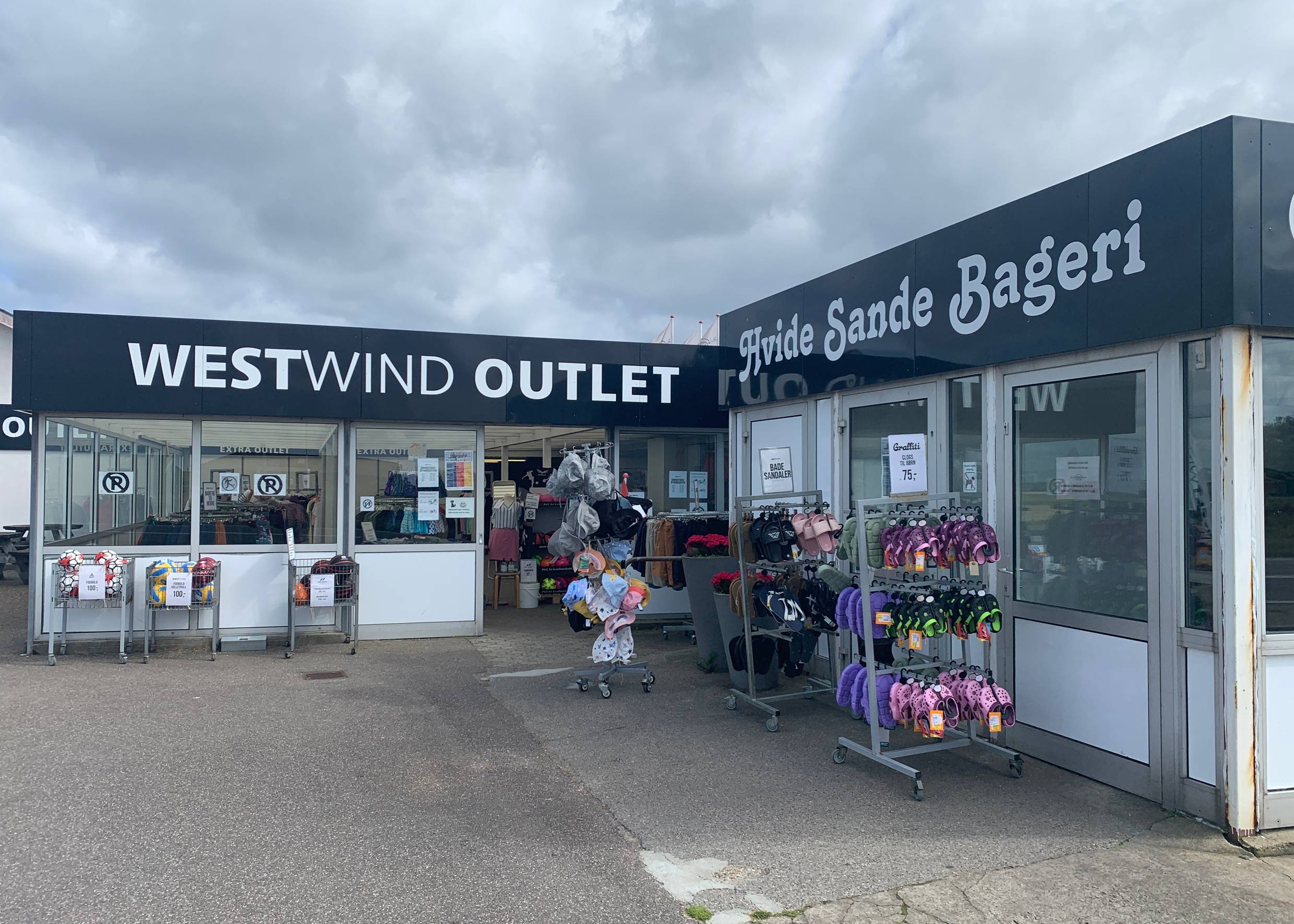 Zwei Gebäude mit einer Bäckerei und einem Outlet-Store