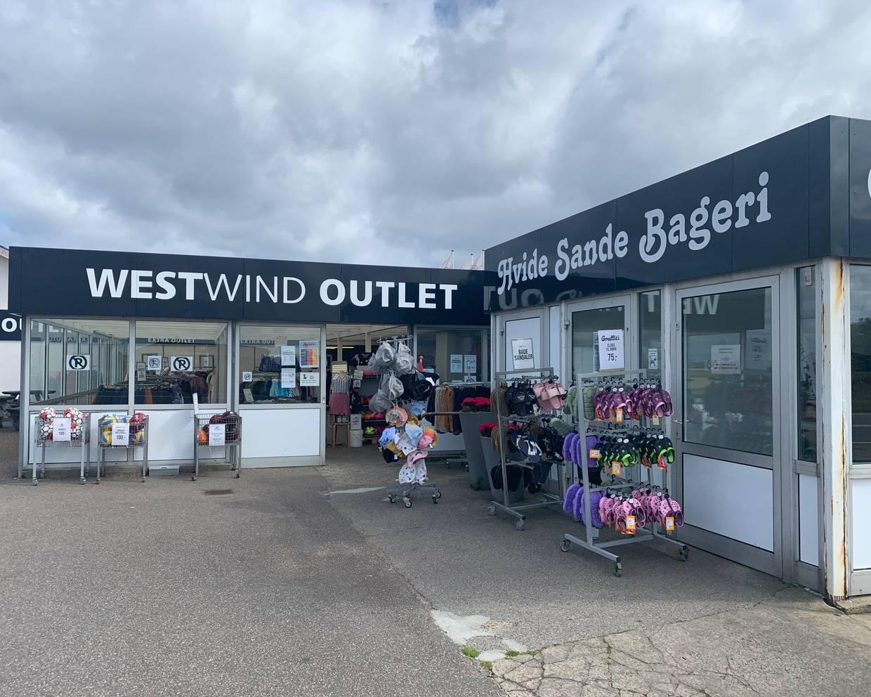 Zwei Gebäude mit einer Bäckerei und einem Outlet-Store