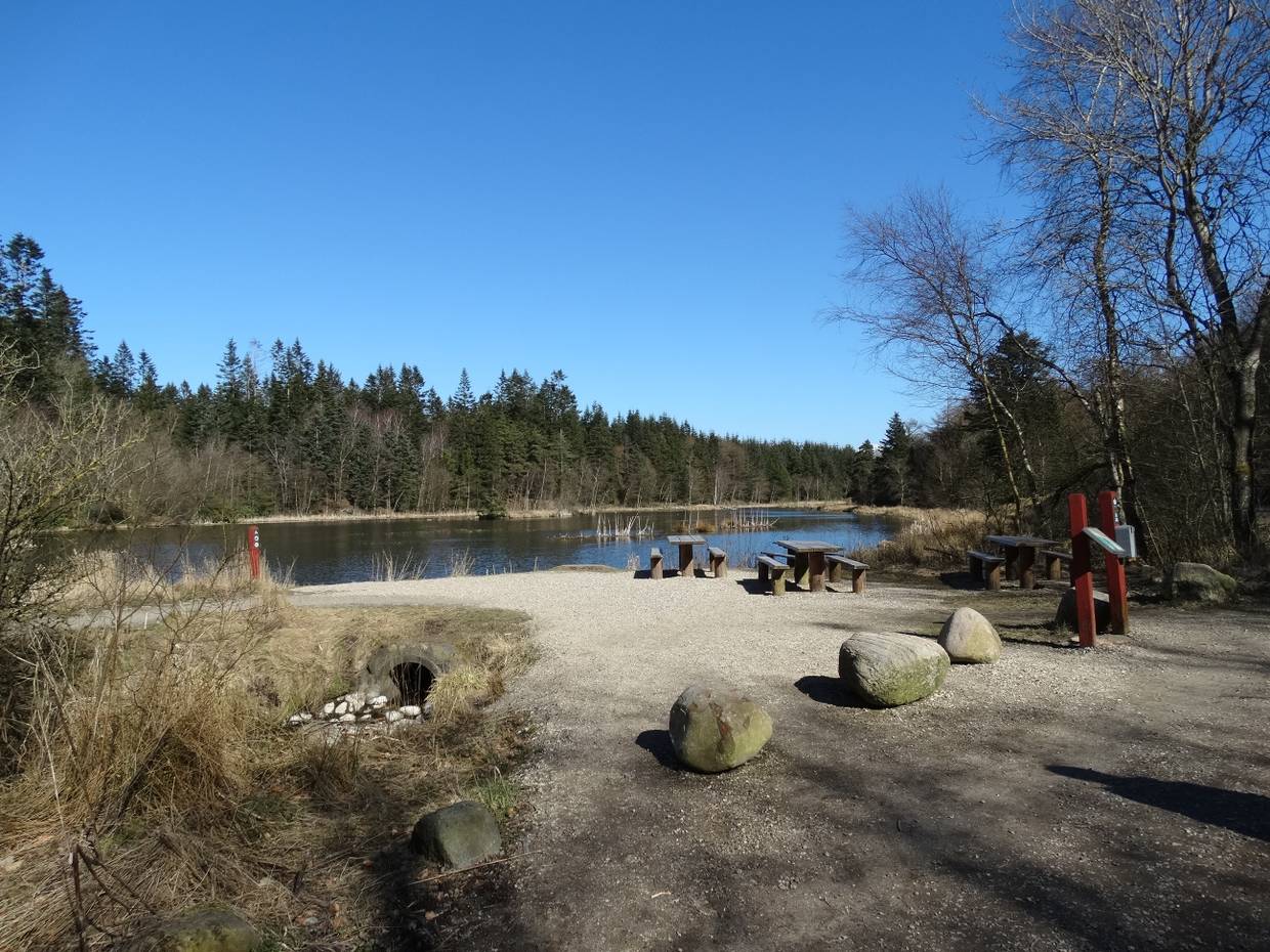 Picknickplatz am See im Winter