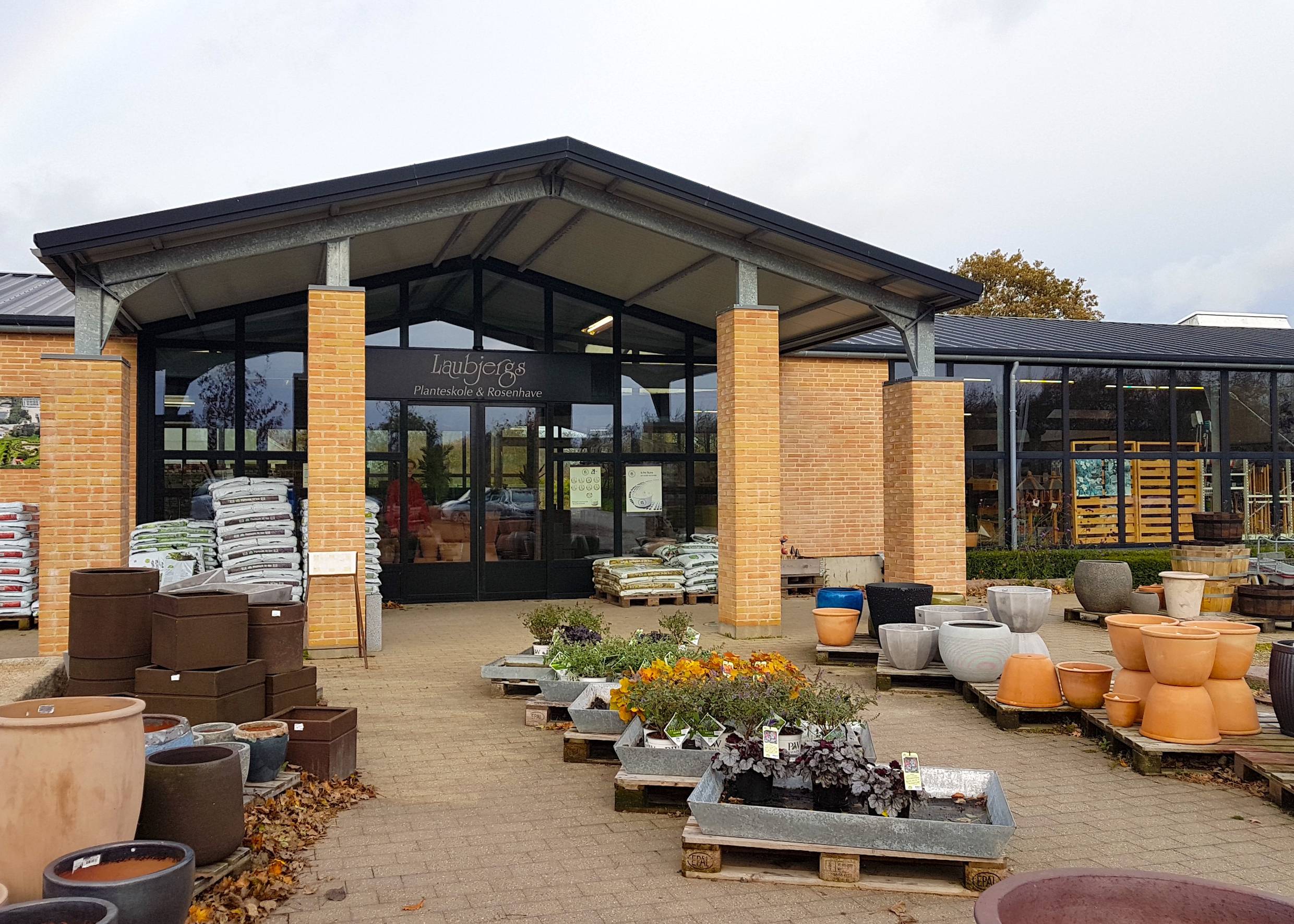 Eingang zu einem großen Gartencenter