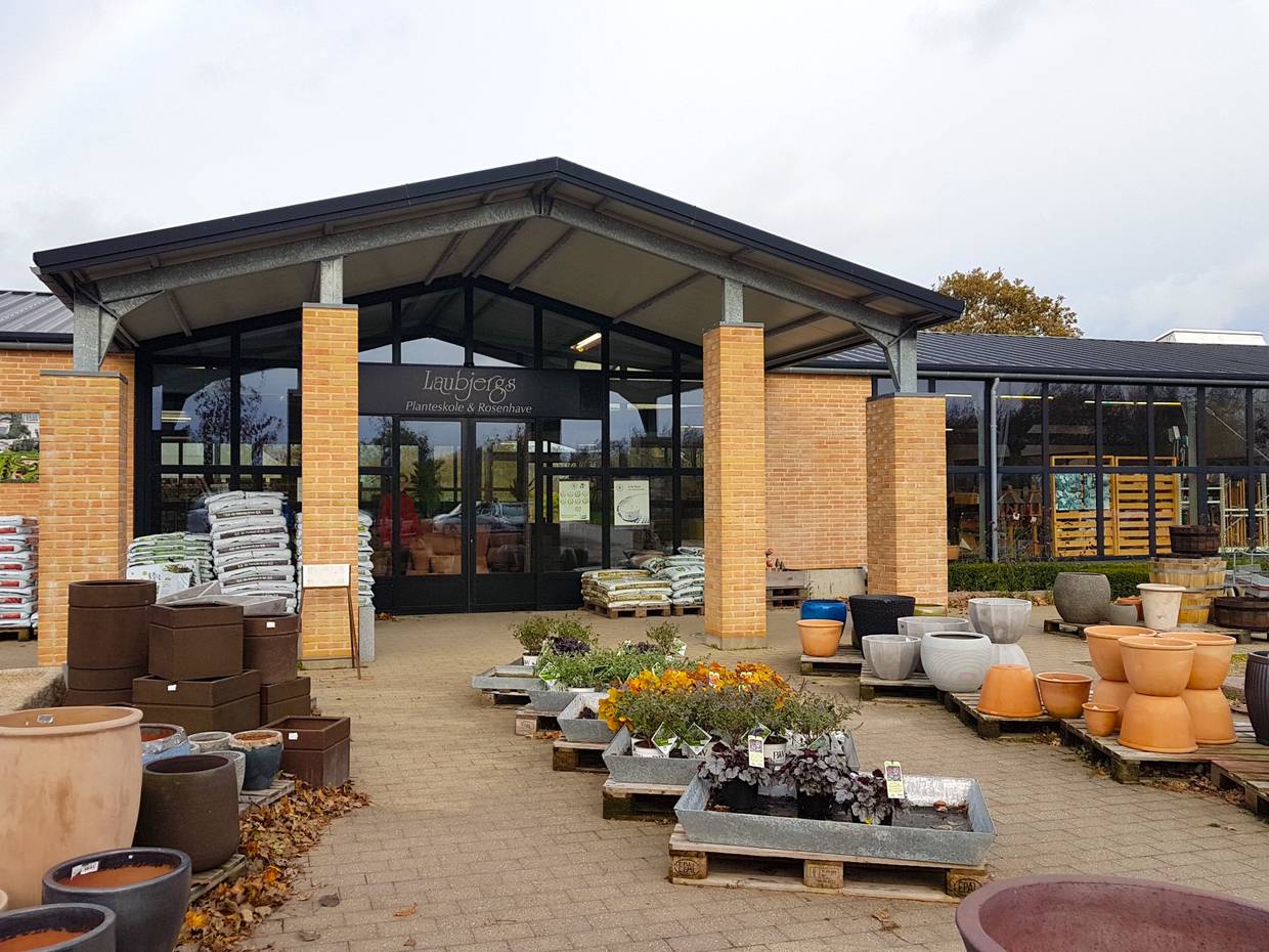 Eingang zu einem großen Gartencenter