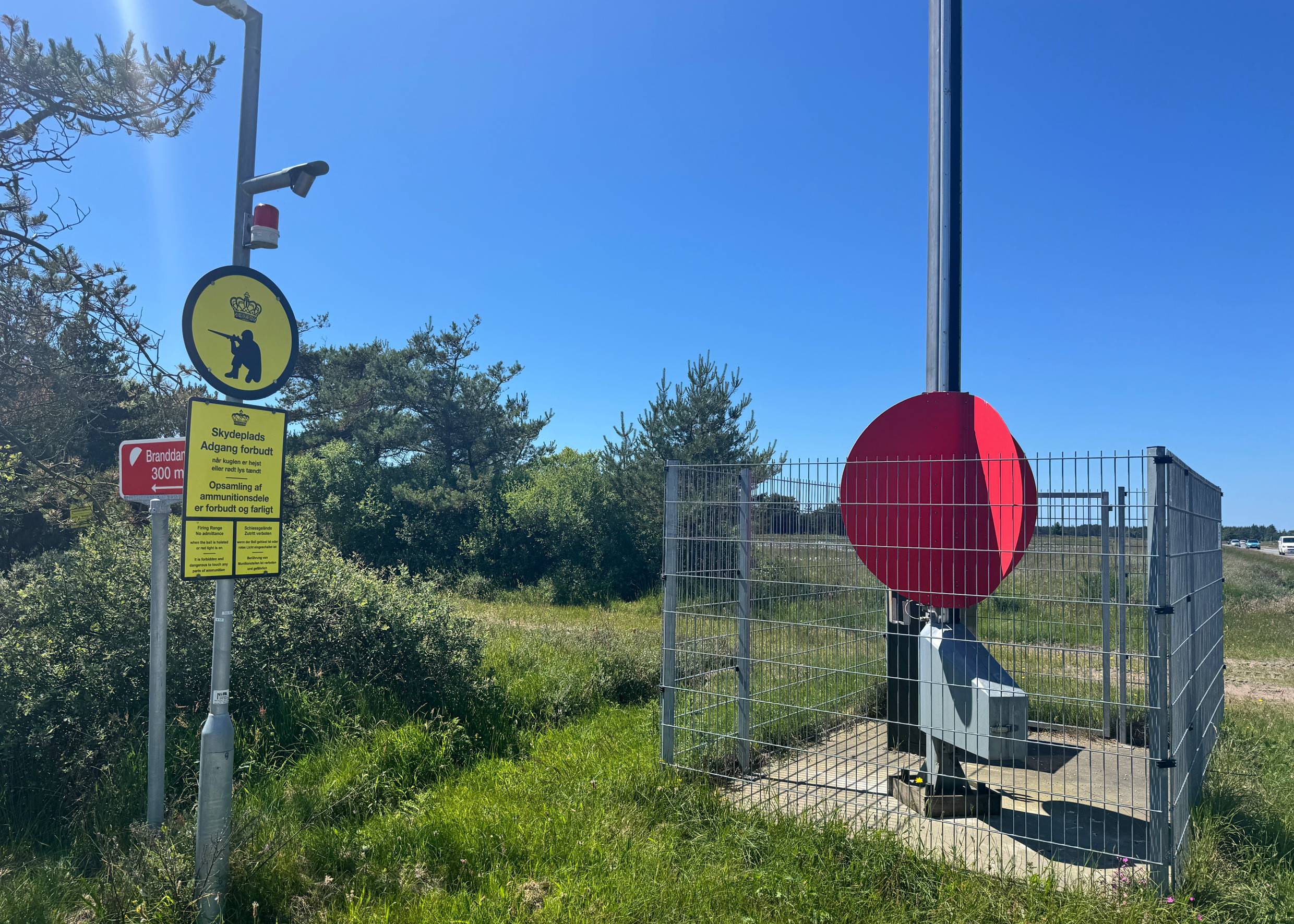 Gelbes Hinweisschild in einem Manövergebiet