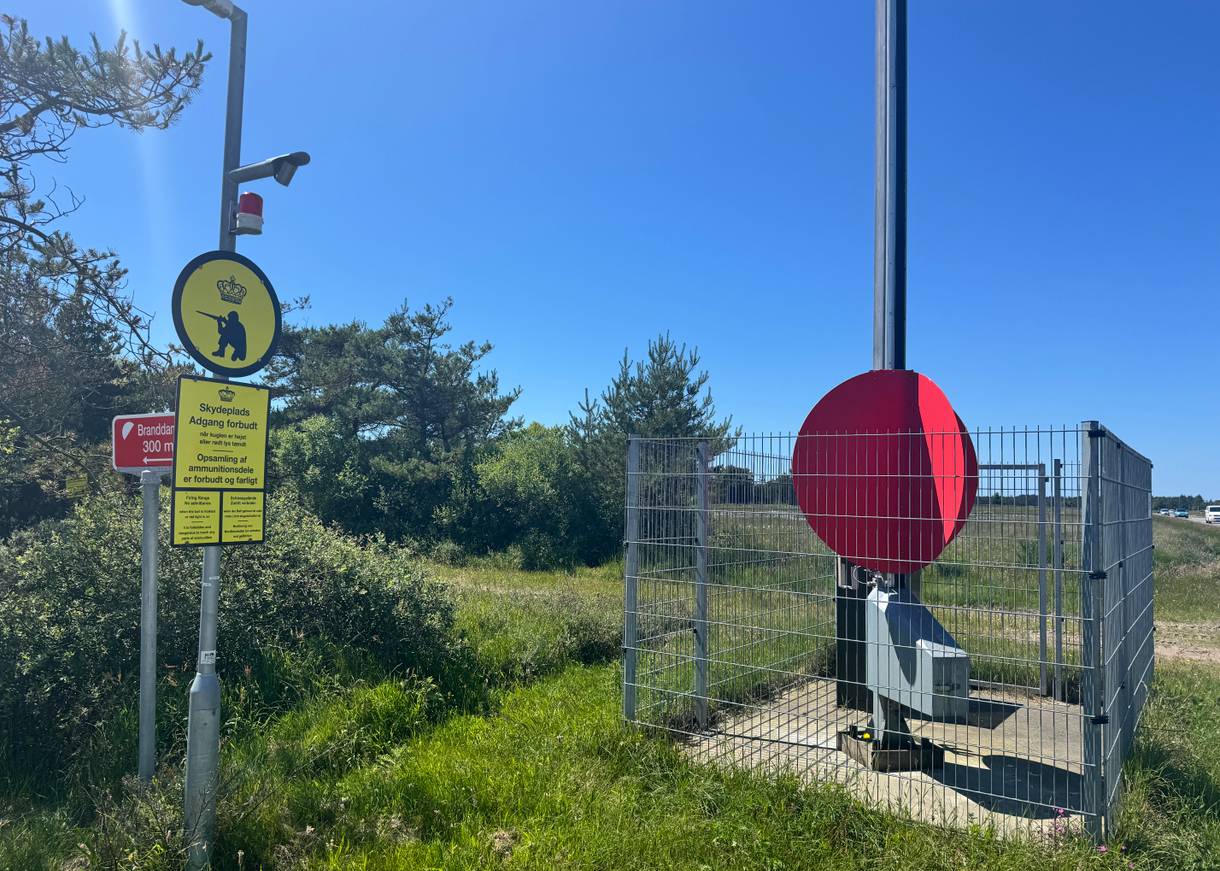Gelbes Hinweisschild in einem Manövergebiet