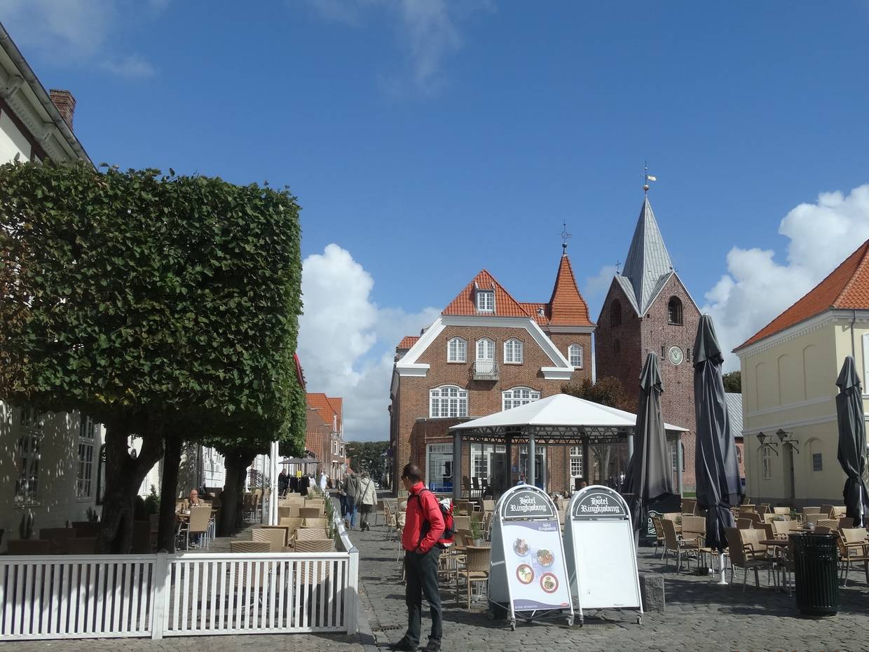 Marktplatz in Ringkøbing mit zahlreichen Sitzplätzen vor den Restaurants
