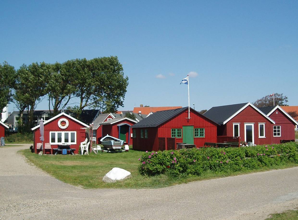 Rote Fischerhütten auf der grünen Wiese