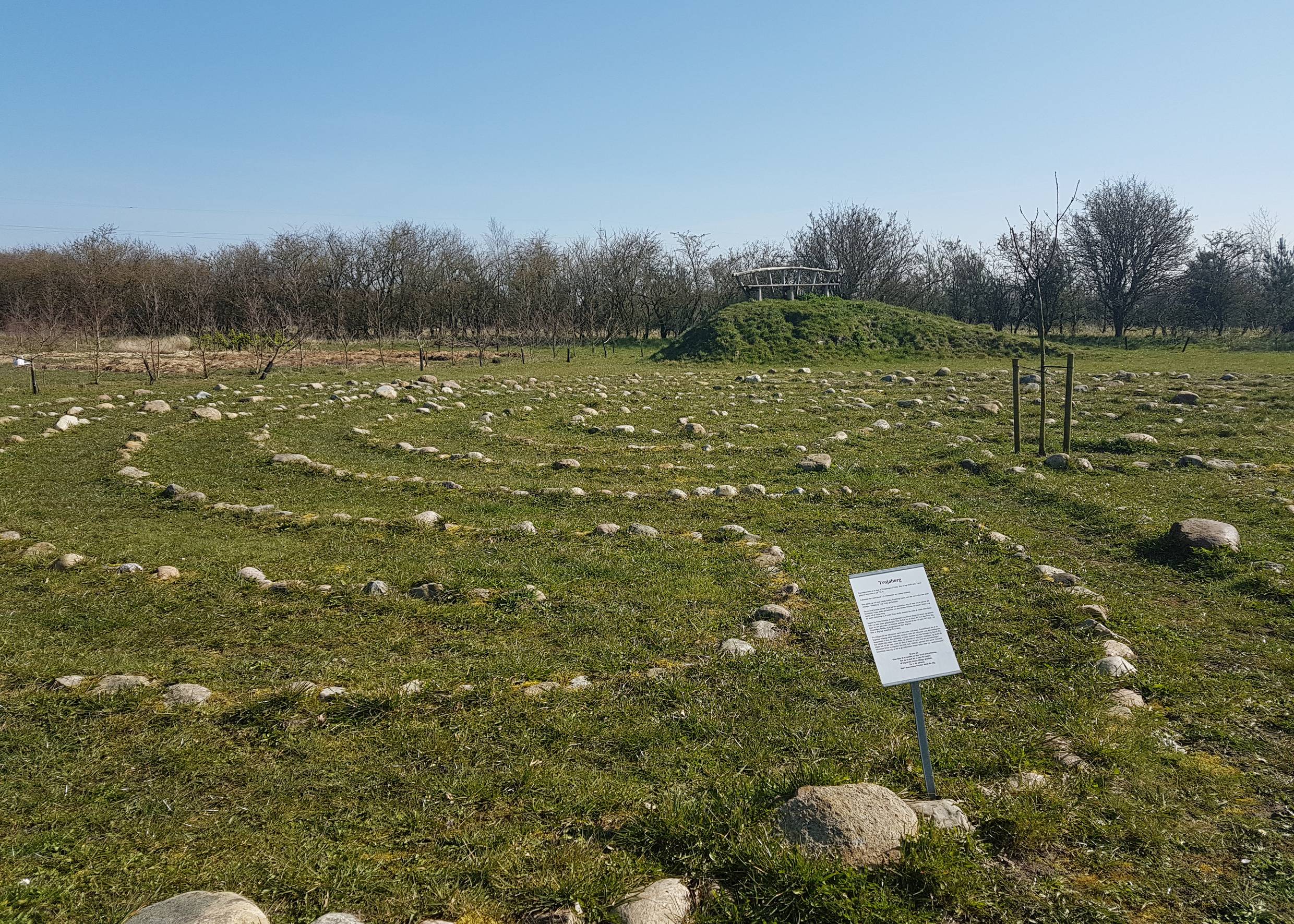 Steinlabyrinth auf einer Wiese