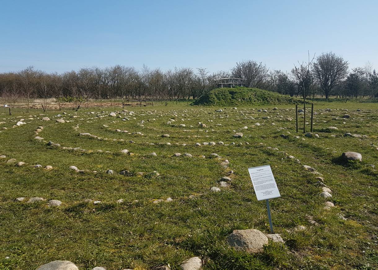 Steinlabyrinth auf einer Wiese