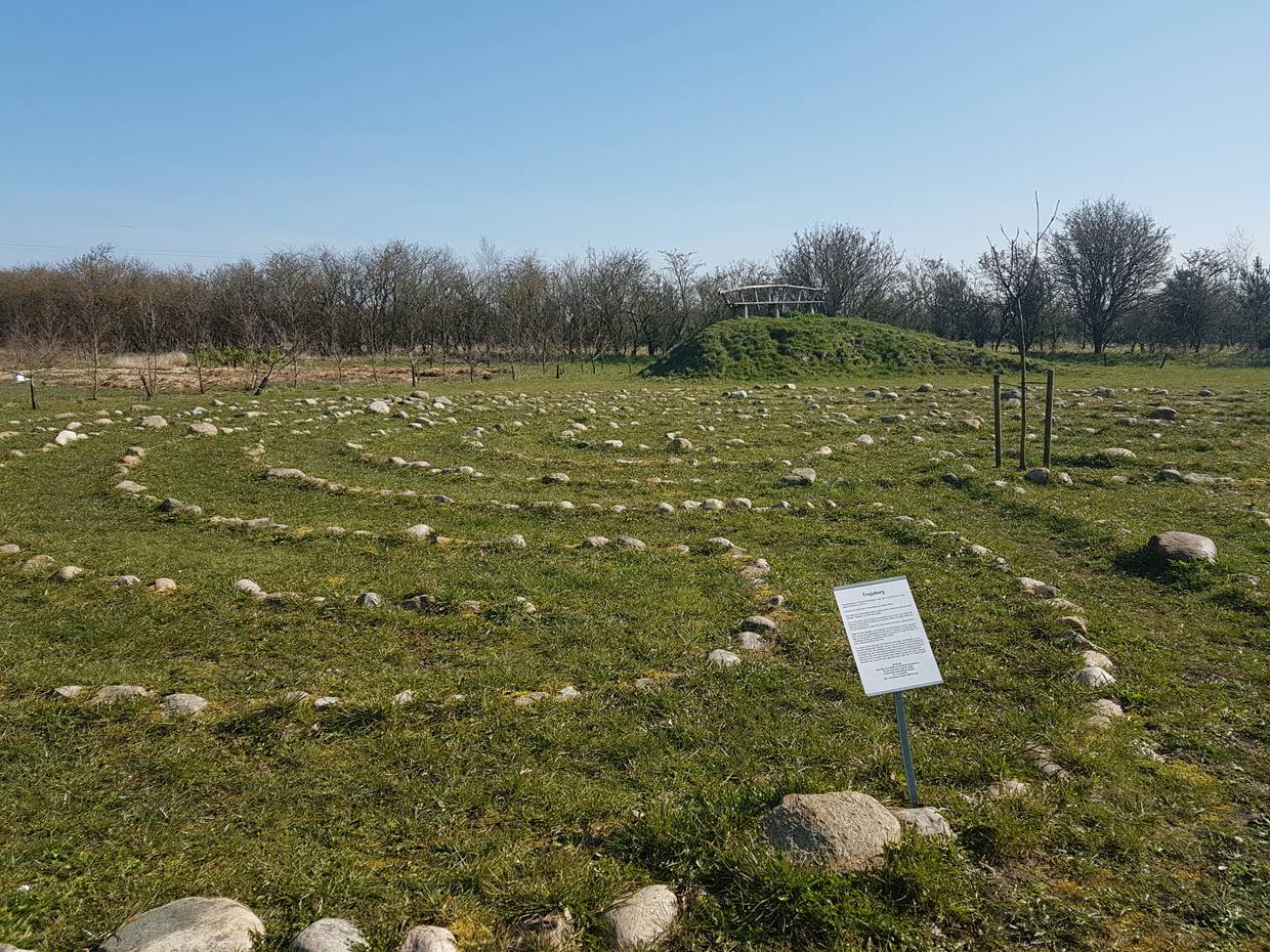 Steinlabyrinth auf einer Wiese