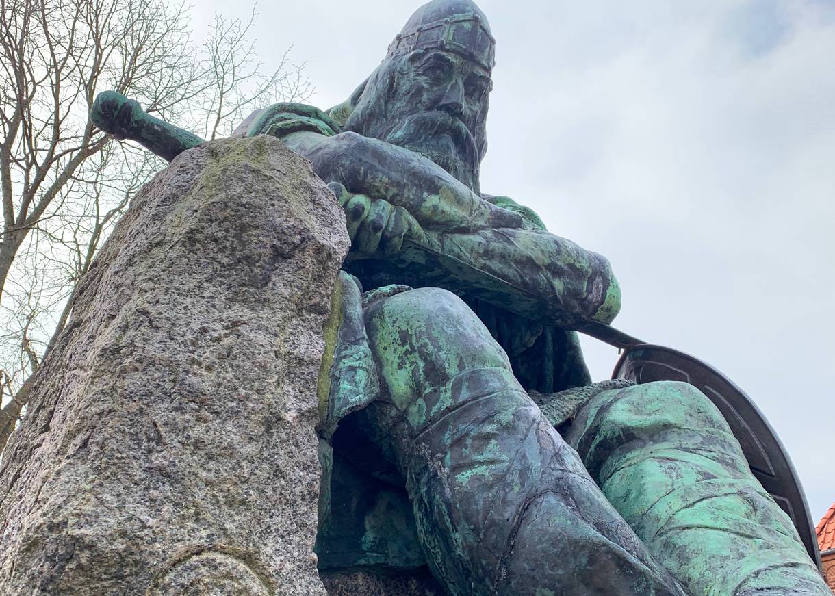 Bronzewikinger auf einem Granitfelsen