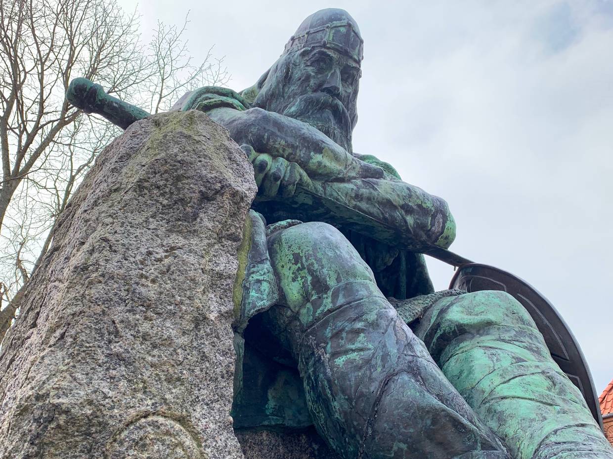 Bronzewikinger auf einem Granitfelsen