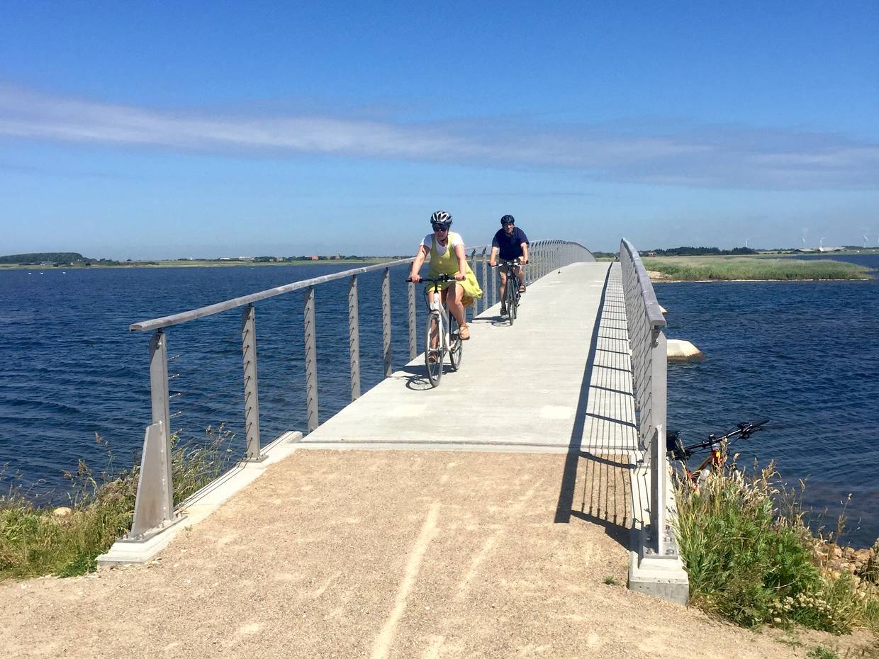 Radfahrer auf einer Brücke über einen See