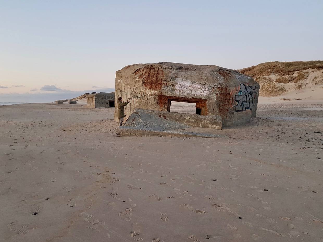 Bunker am Strand in der Abenddämmerung