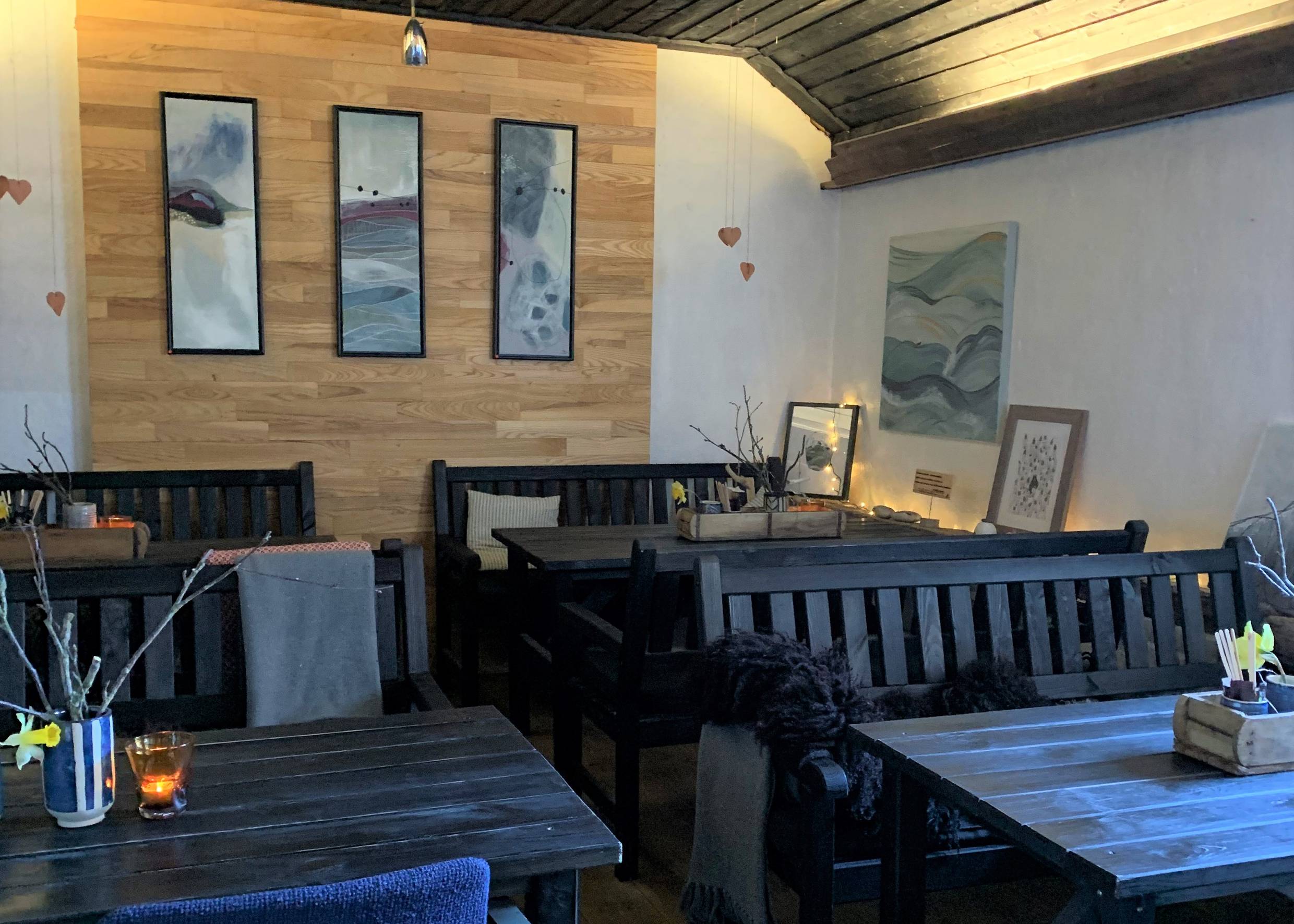 Sitzecke mit rustikalen Gartenmöbeln im Café