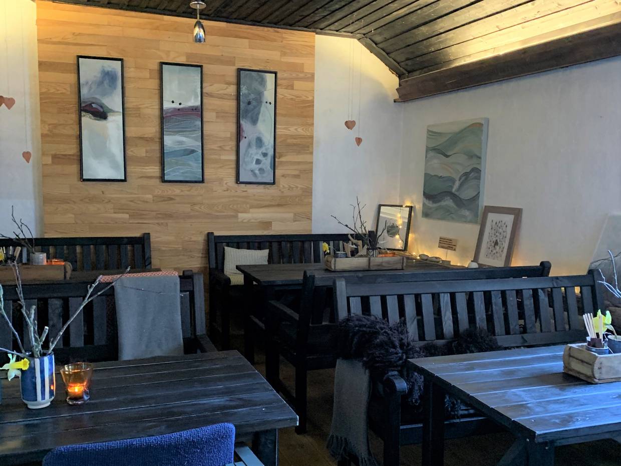 Sitzecke mit rustikalen Gartenmöbeln im Café
