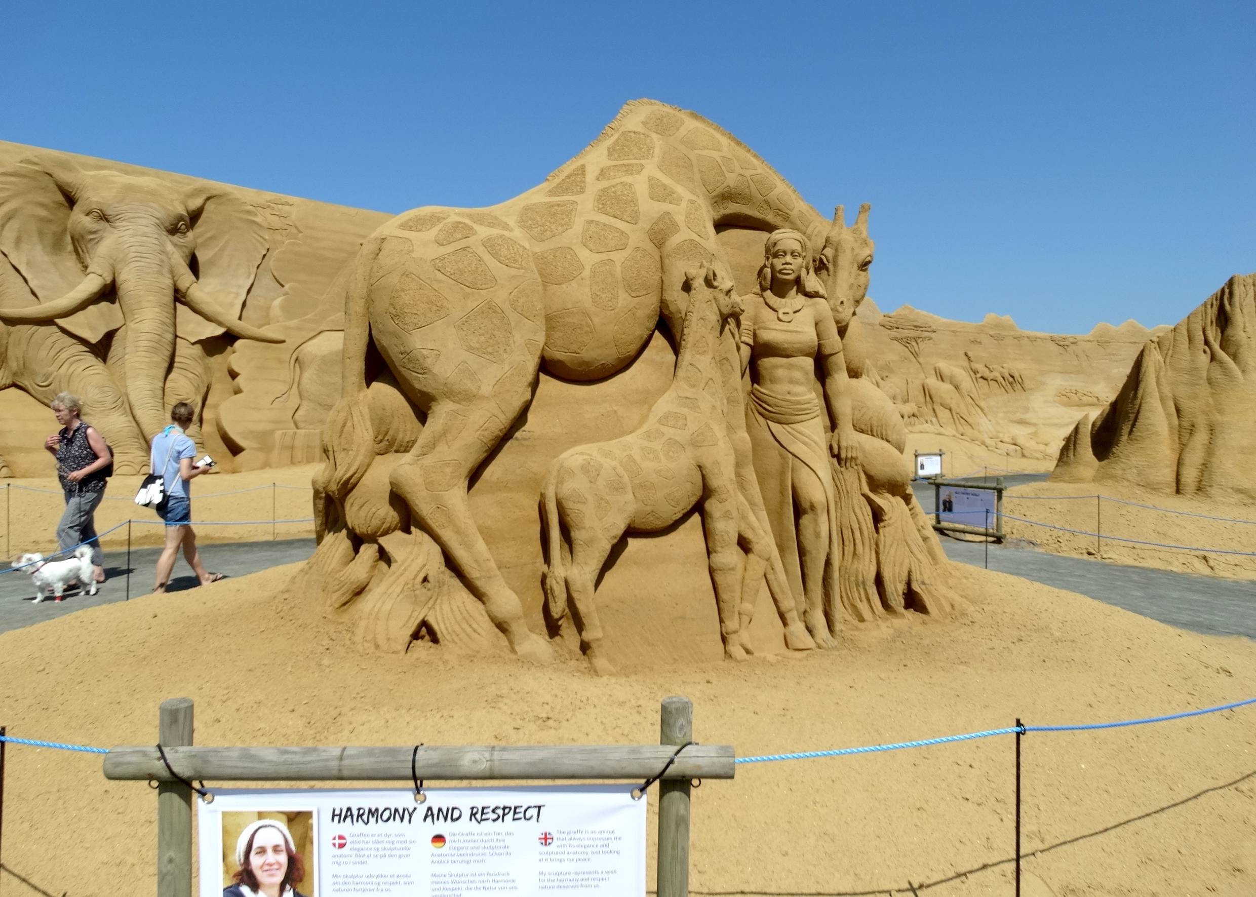 Sandskulptur mit Giraffen zum Thema Afrika