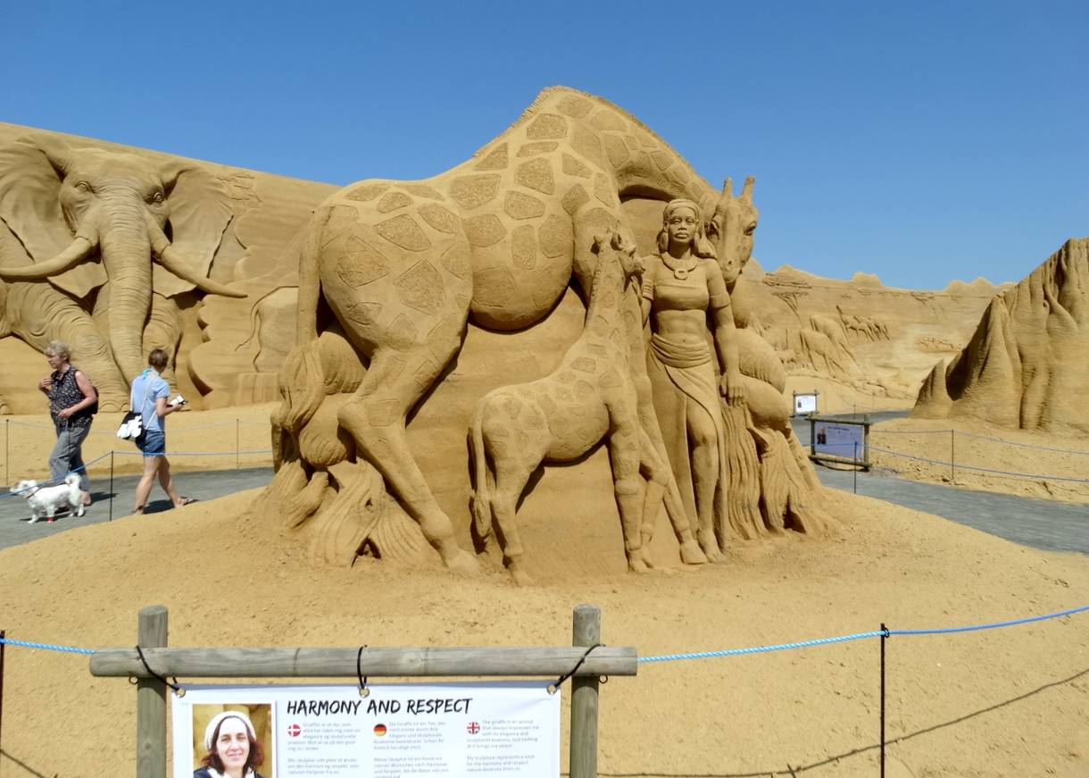 Sandskulptur mit Giraffen zum Thema Afrika