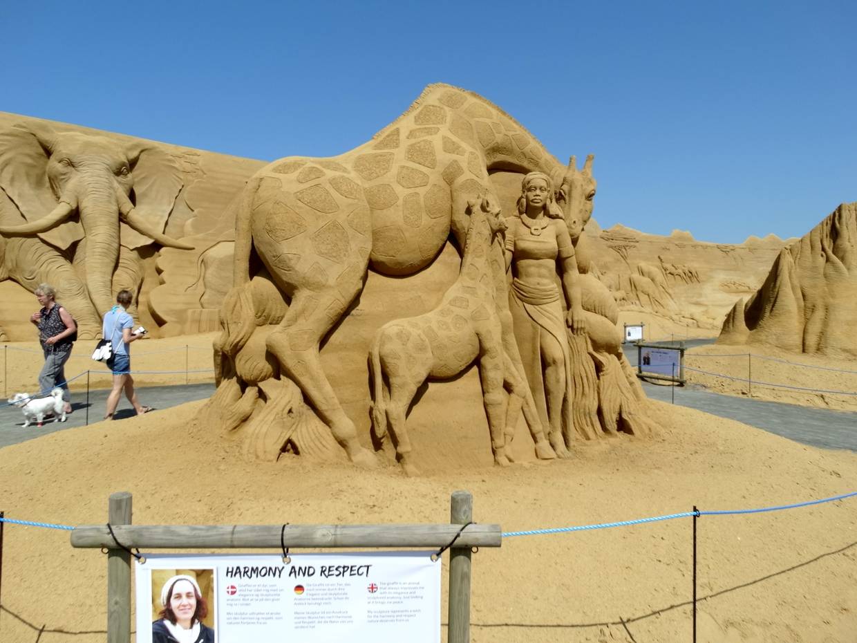 Sandskulptur mit Giraffen zum Thema Afrika