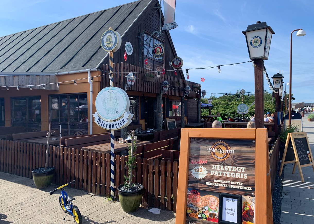 Bayrisch anmutender Biergarten in einem Holzhaus
