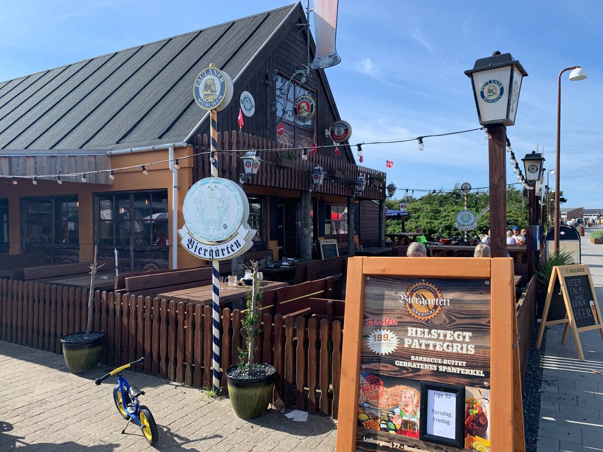 Bayrisch anmutender Biergarten in einem Holzhaus