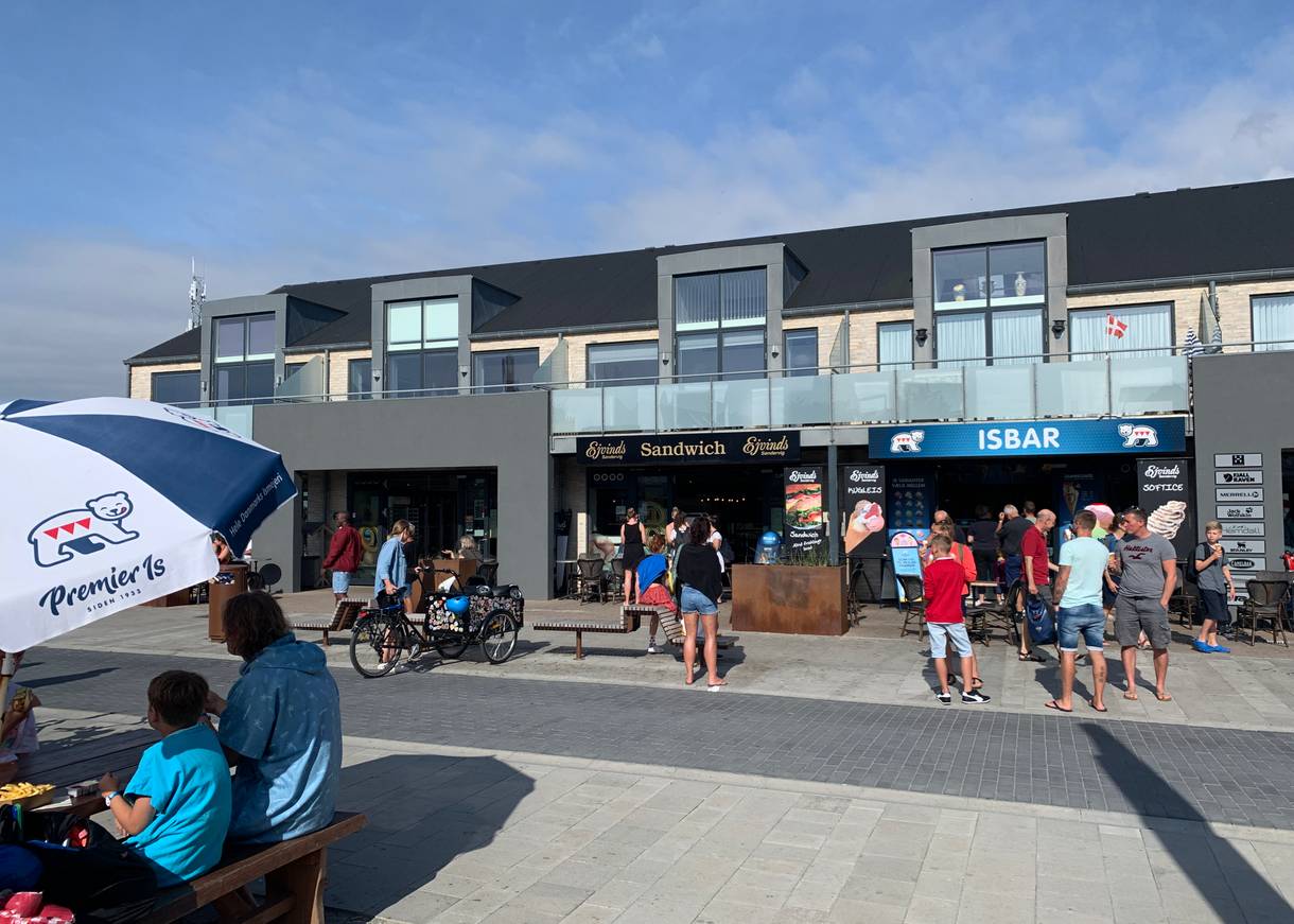 Straße in Søndervig mit Restaurants und Geschäften