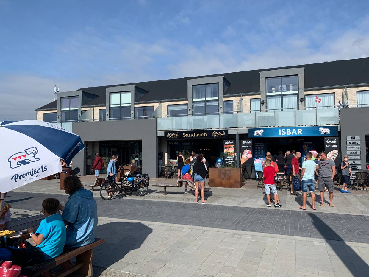 Straße in Søndervig mit Restaurants und Geschäften