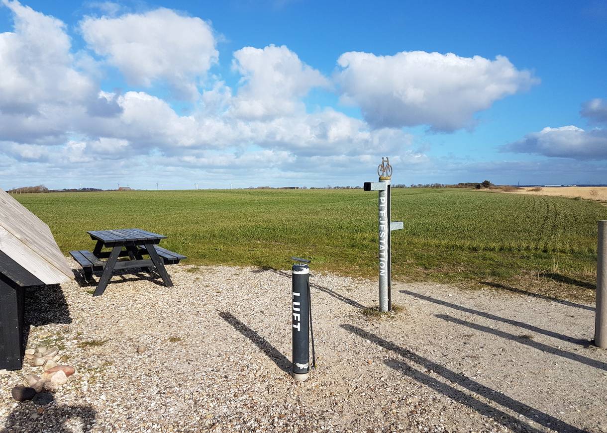 Fahrradstation mit Werkzeug und einer Luftpumpe am Wegrand
