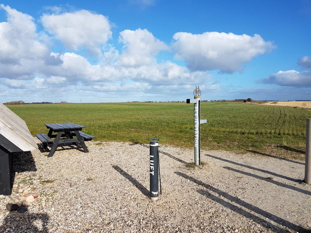 Fahrradstation mit Werkzeug und einer Luftpumpe am Wegrand
