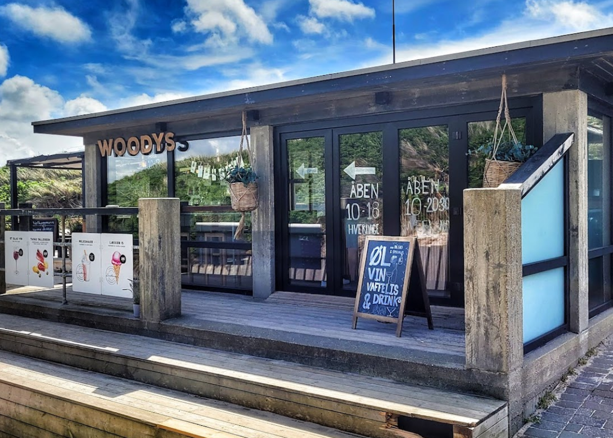 Kleines Café mit Aussenterrasse am Eingang zum Strand in Søndervig