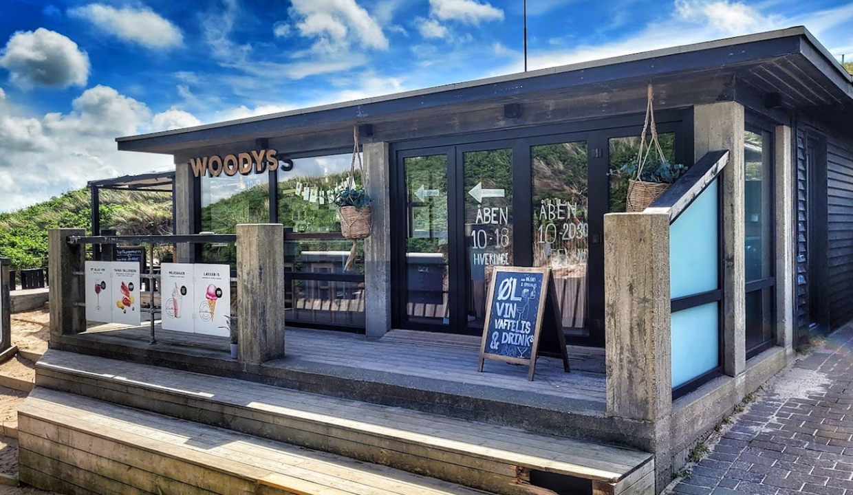 Kleines Café mit Aussenterrasse am Eingang zum Strand in Søndervig