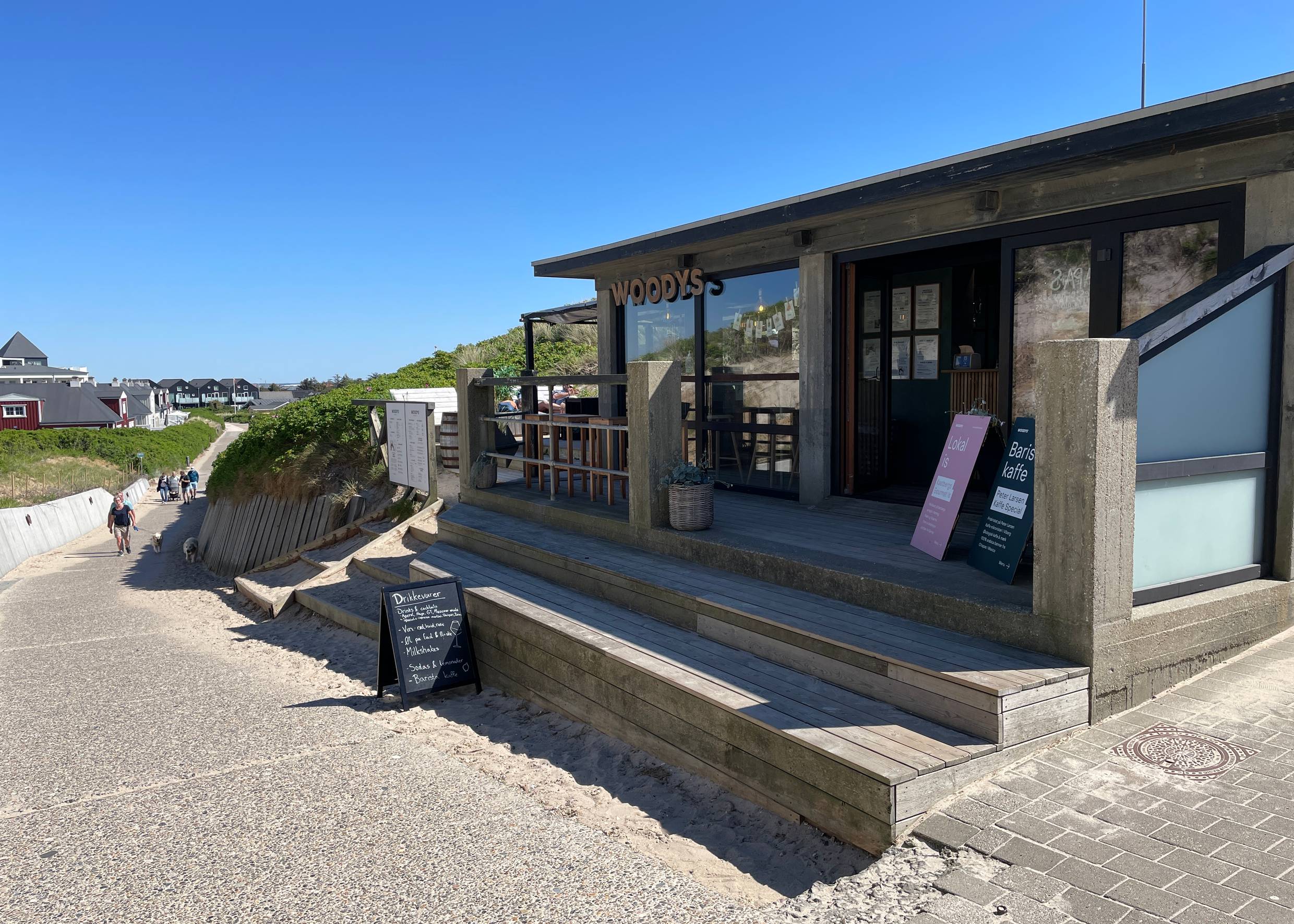 Kleines Café aus Holz direkt am Strandzugang