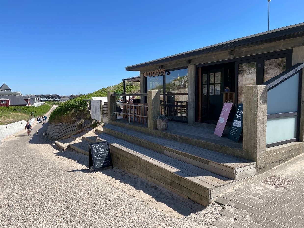 Kleines Café aus Holz direkt am Strandzugang