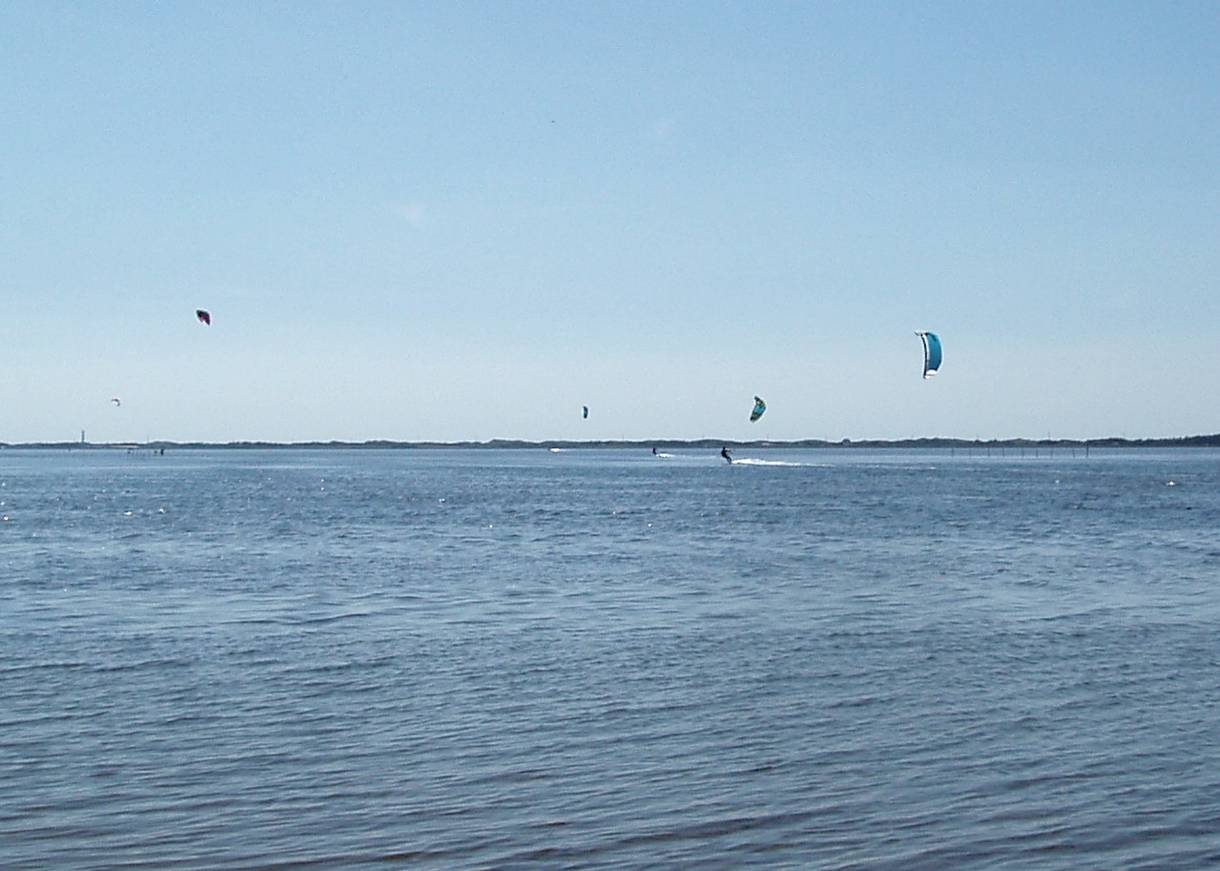 Kitesurfer im Fjord