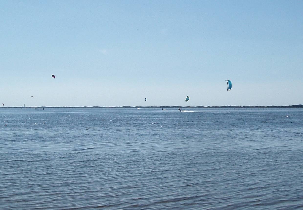 Kitesurfer im Fjord