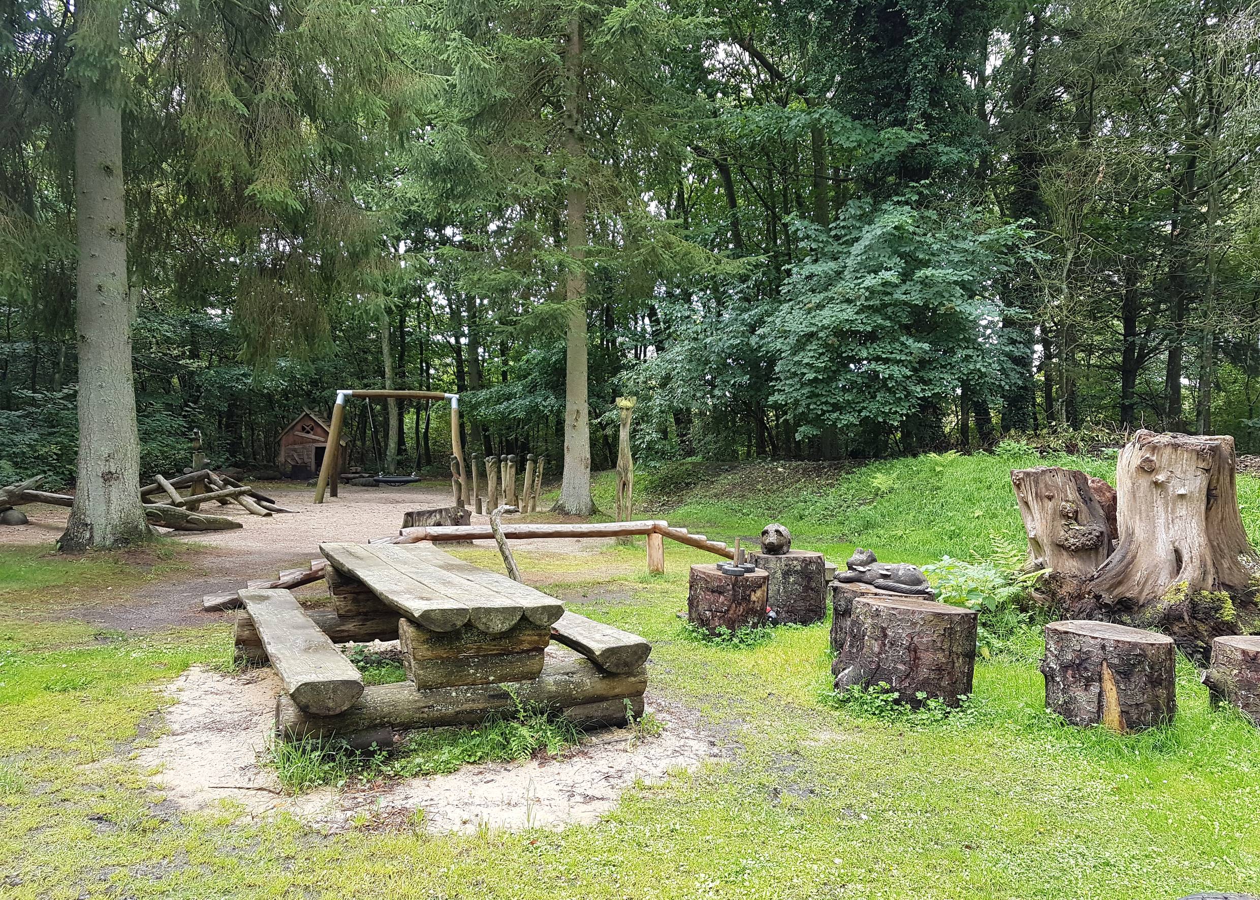 Waldspielplatz mit Grillecke