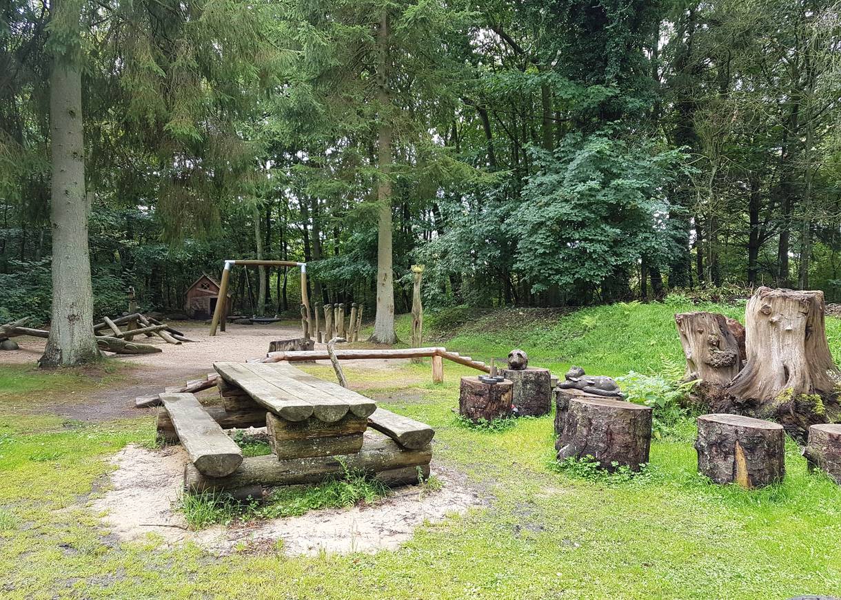 Waldspielplatz mit Grillecke