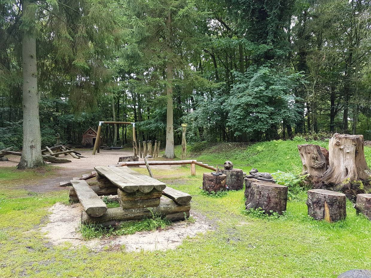 Waldspielplatz mit Grillecke